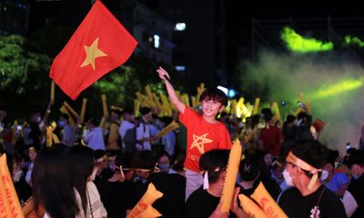 Hàng nghìn CĐV đổ về phố đi bộ tiếp sức cho U23 Việt Nam