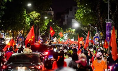Hàng vạn người hâm mộ đổ ra đường ăn mừng chiến thắng U23 Việt Nam