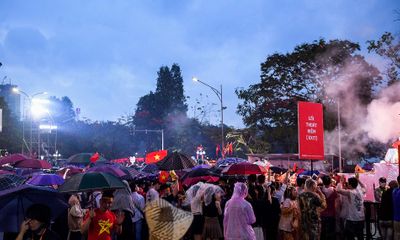Hà Nội: Khoảnh khắc hàng vạn CĐV đội mưa tiếp lửa U23 Việt Nam ở phố đi bộ Hồ Gươm