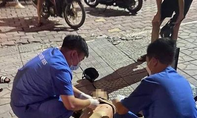 Vụ thanh niên bị đâm gục trên phố Hà Nội khi chở cô gái: Bắt giữ nghi phạm 