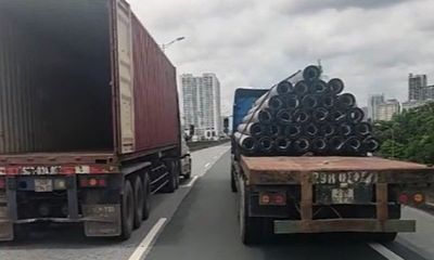 Công an Hà Nội triệu tập 2 chủ xe container dàn hàng chắn đường Vành đai 3