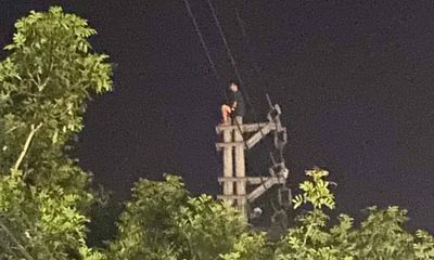 Lào Cai: Cứu sống 1 bệnh nhân tâm thần trốn viện trèo lên cột điện