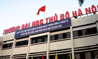 Trường ĐH Thủ đô Hà Nội kỷ luật thầy giáo giảng viên “cầm tay và ôm nữ sinh”