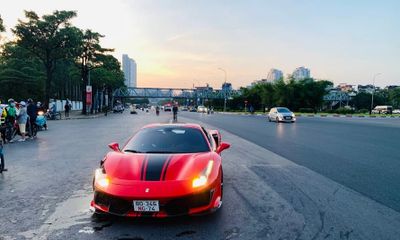 Hà Nội: Siêu xe Ferrari 488 va chạm với xe máy, một người tử vong