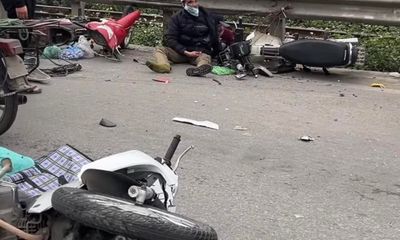 Hà Nội: Ô tô lao sang làn ngược chiều tông trúng 6 xe máy, 8 người nhập viện 