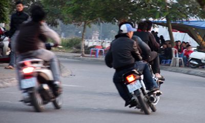 Khởi tố 11 thanh thiếu niên tụ tập đi xe mô tô lạng lách, đánh người, cướp của 