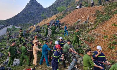 Cứu hộ thành công người đàn ông rơi xuống hố sau vụ tai nạn ở Hà Giang