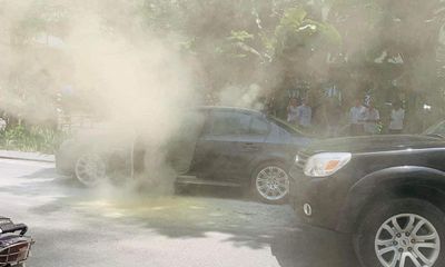 Xe BMW bốc cháy dữ dội giữa trưa nắng nóng ở Hà Nội
