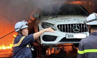 Cháy lớn tại gara ở Hà Nội, nhiều ô tô bị thiêu rụi
