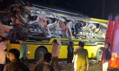 Hiện trường vụ xe khách biến dạng sau va chạm với container ở Tuyên Quang, 10 người thương vong