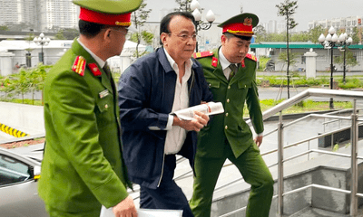 Hình ảnh Chủ tịch Tân Hoàng Minh được dẫn giải đến tòa