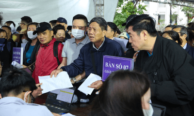Xét xử vụ Tân Hoàng Minh: Hàng trăm bị hại đội mưa tham dự phiên tòa 
