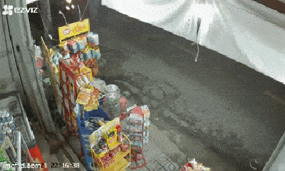 Vụ clip 2 tên trộm giật giàn bánh bim bim: Chủ tiệm tạp hóa tiết lộ bất ngờ