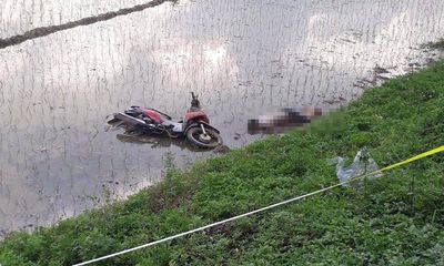 Vụ thi thể nam thanh niên dưới ruộng lúa ở Hà Nội: Xuất hiện xe máy lạ ở hiện trường
