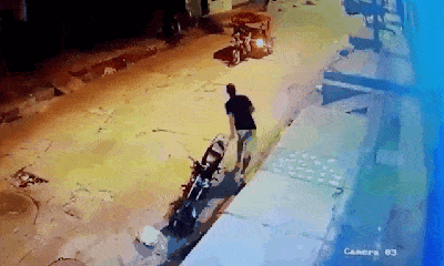 Video: Đi trộm xe máy, thanh niên bị chó đuổi chạy trối chết