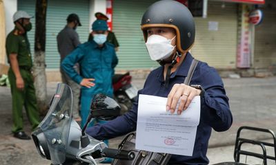 Hà Nội: Vì sao huyện Đông Anh vẫn yêu cầu giấy đi đường kèm lịch trực, lịch làm việc?