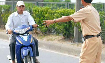 Người đi xe máy không đội mũ bảo hiểm có thể bị phạt tới 600.000 đồng