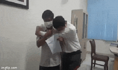 Video: Giám đốc CDC Đắk Lắk ôm nhân viên khóc nức nở khi bị bắt