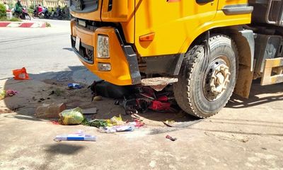 Tai nạn thương tâm ở Hà Tĩnh, con bị cuốn vào gầm xe tải tử vong, mẹ nguy kịch