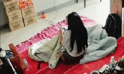 Video: Đang nằm xem phim cùng bạn trai, cô gái sợ hãi bỏ chạy vì 