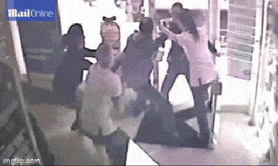 Video: Đi cướp, người đàn ông bị 4 phụ nữ lao vào đánh hội đồng