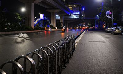 Chùm ảnh: Xuyên đêm lắp đặt dải phân cách cứng trên đường Nguyễn Trãi