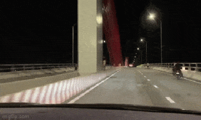 Vụ bé gái trèo trên cầu Cửa Hội, bất ngờ ngã trước đầu ô tô: Hình ảnh camera gây thót tim