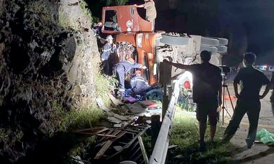 Tai nạn nghiêm trọng ở Phú Yên: Xe đầu kéo đâm vào vách đá, tài xế chết thảm