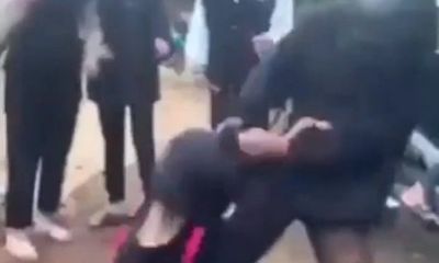 Lan truyền đoạn video 2 nữ sinh đánh nhau, vật lộn giữa đường