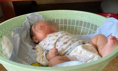 Bé trai 2 tháng tuổi bị bỏ rơi trước cổng nhà chùa ở Nam Định