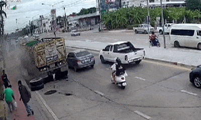 Video: Lốp xe phát nổ, bắn lên không trung như 