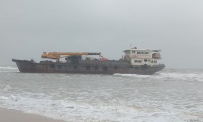 Tàu vỏ sắt ghi chữ nước ngoài trôi dạt vào bờ biển Quảng Trị