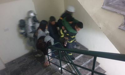Cháy chung cư ở Hà Nội, cảnh sát giải cứu 11 người ra ngoài