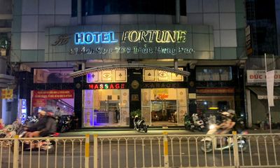 Vụ 3 nữ tiếp viên bán dâm ở TP.HCM: Lộ tẩy bí mật của tổ hợp khách sạn- massage- karaoke Top Đỉnh Cao
