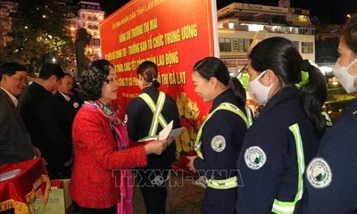 Trưởng ban Tổ chức Trung ương Trương Thị Mai chúc Tết công nhân môi trường Đà Lạt