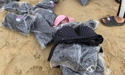 Khoảng 200 chiếc áo ngực không rõ nguồn gốc trôi dạt vào bờ biển Quảng Ngãi