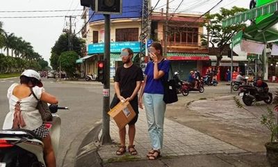 Xác minh vụ 2 du khách nước ngoài cầm bảng xin cứu giúp trên đường phố Quảng Nam