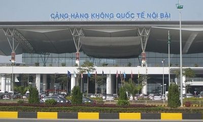 Máy bay vừa hạ cánh xuống sân bay Nội Bài, nam hành khách bất ngờ cởi đồ