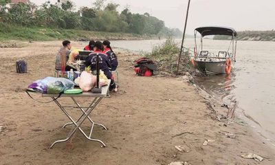 Tìm thấy thi thể bé trai 13 tuổi bị đuối nước khi đi nhặt chai nhựa ở bãi bồi sông Hồng