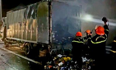 Xe tải bốc cháy ngùn ngụt trên cao tốc Trung Lương- Mỹ Thuận