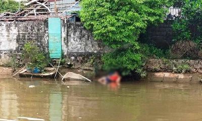 Bật khóc trước hình ảnh người cha ngồi bờ sông ôm thi thể con trai chết đuối ở Nam Định