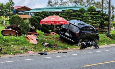 Lâm Đồng: Ôtô con mất lái lao sang đường ngược chiều, 2 người thương vong