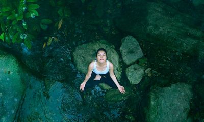 Tập yoga bên suối, Dương Cẩm Lynh gây sốt vì body nuột nà như thời son rỗi