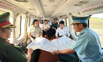 Thủ tướng Phạm Minh Chính đi trực thăng thị sát tình hình sạt lở các tỉnh miền Tây