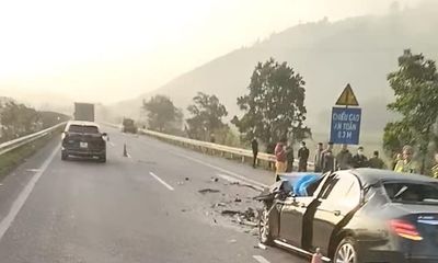 Hiện trường vụ tài xế xe Mercedes tử vong sau va chạm với ô tô trên cao tốc Nội Bài- Lào Cai