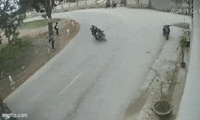 Hoảng hồn cảnh 2 học sinh ở Nghệ An đi xe máy vào cua tốc độ nhanh, thoát chết trước đầu xe tải