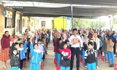Gần 10.000 học sinh vùng cao Quảng Nam nhận lì xì ngày đầu đến trường