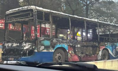 Xe buýt bất ngờ bốc cháy trơ khung khi vừa rời bến ở Hà Nội