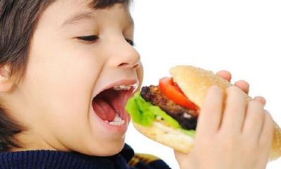 Những loại thực phẩm có hại chúng ta vẫn thường cho trẻ em ăn