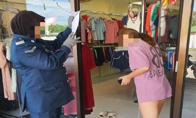 Người phụ nữ Malaysia bị phạt tiền vì mặc theo mốt áo phông giấu quần